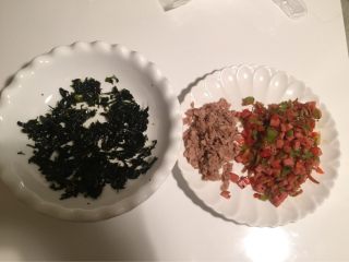 5、DIY饭团,海苔碎跟炒好的食材