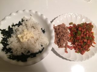 6、DIY饭团,加入熟的白米饭及沙拉酱