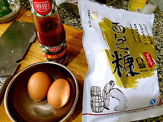 1、番茄香酥虾球,将面包糠、番茄酱、新鸡蛋准备好！备用