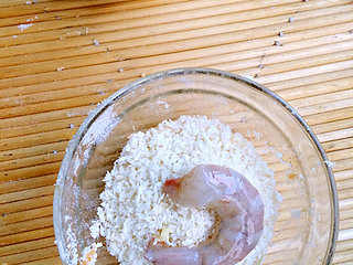 8、番茄香酥虾球,将沾满鸡蛋液的大虾放到面包糠中粘取面包糠，尽量多，这样会更加外酥里嫩的