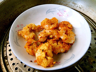 10、番茄香酥虾球,金黄色的虾球很美吧，由于虾没有特意按摩，所以一炸过后就会变成球形啦！很完美吧