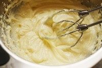 4、舒芙蕾芝士蛋糕,低速打到顺滑。