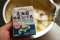 6、舒芙蕾芝士蛋糕,加入牛奶和柠檬汁打匀。