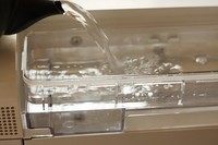 11、舒芙蕾芝士蛋糕,在水箱里加满水。