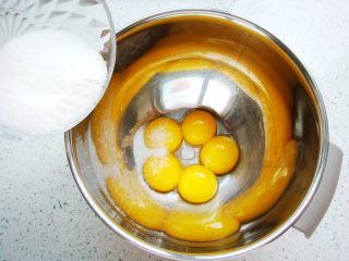 3、原味戚风蛋糕（8寸基础戚风超详细版）,先制作蛋黄糊：80克的白砂糖分出10克加入蛋黄里，加入盐。