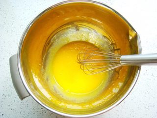 4、原味戚风蛋糕（8寸基础戚风超详细版）,搅拌均匀。