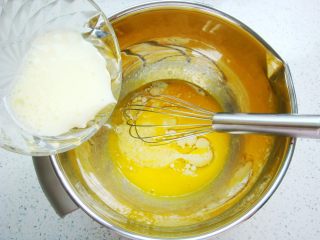 5、原味戚风蛋糕（8寸基础戚风超详细版）,再加入玉米油和牛奶。