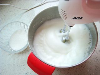 9、原味戚风蛋糕（8寸基础戚风超详细版）,打发几圈后再次加入。最后一次加入剩余的白砂糖，继续高速打发。