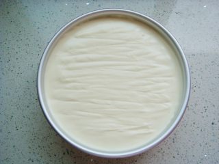 13、原味戚风蛋糕（8寸基础戚风超详细版）,把糊糊倒入模具中八分满。在台面上镇几下，镇出大气泡，再用细竹签呈“Z”字形划出小气泡。（如多余出的糊糊可倒入纸杯一起烘烤）