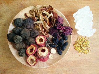 1、老北京酸梅汤,准备食材。