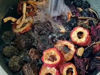 2、老北京酸梅汤,将食材（桂花除外）用清水洗一遍。