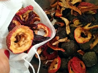 3、老北京酸梅汤,将食材（桂花除外），用无纺布袋或者纱布包裹一下，这样煮出来的酸梅汤就不用再过滤啦。