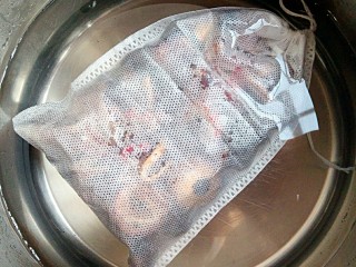 4、老北京酸梅汤,放入锅内，加入3L水，浸泡1小时。（至于多长时间，那就看您了，假如您好喝酸的就多泡会儿，要是您就想有个酸味儿，时间就最好短点儿。为了咱们喝着卫生，最好上面盖好锅盖儿。）