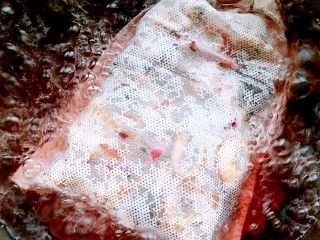 5、老北京酸梅汤,将浸泡后的食材大火煮开。