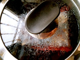 6、老北京酸梅汤,加盖，转小火继续煮40分钟。（至于火候和时间嘛也是因人而异，我一般先大火煮一会儿，再转成小火慢慢熬，总共不过三四十分钟而已。）