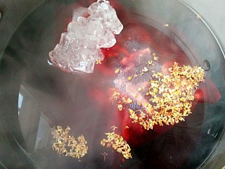 7、老北京酸梅汤,待快出锅时，放入冰糖和桂花。至于放入糖精，砂糖，喝着都不是的味儿。