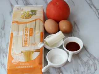 1、西红柿鸡蛋汤面,准备食材
