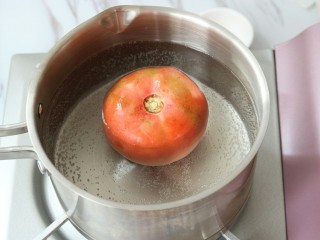 3、西红柿鸡蛋汤面,将其放入热水锅中烫煮3分钟左右