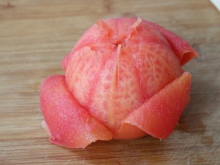 4、西红柿鸡蛋汤面,将西红柿捞出，把皮去掉