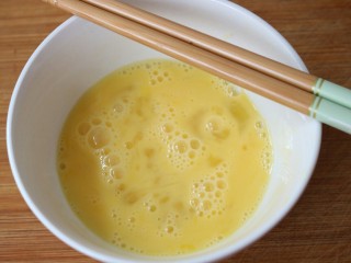 6、西红柿鸡蛋汤面,鸡蛋磕入碗中搅散