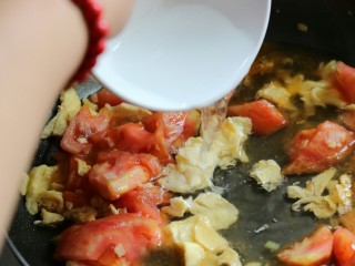 11、西红柿鸡蛋汤面,接着加入温水