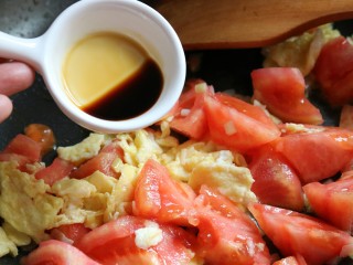 10、西红柿鸡蛋汤面,加入酱油一同翻炒