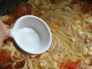 14、西红柿鸡蛋汤面,煮熟出锅前撒入食盐搅匀即可关火～