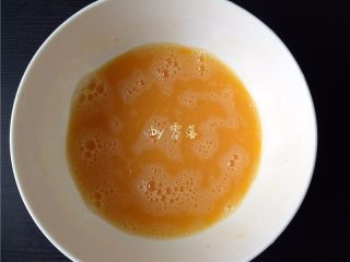 4、虾仁跑蛋,鸡蛋磕进碗里，调入适量盐，白胡椒粉，糖，搅打均匀；