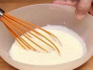 4、提拉米苏,将奶油打出呈一定厚度,有松软的奶泡