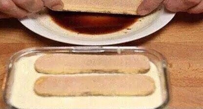 9、提拉米苏,再放一层同样蘸过咖啡的饼干