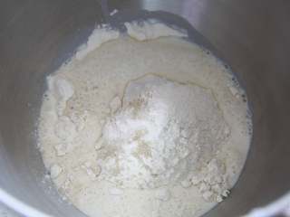 2、蔬菜【四色吐司】, 先做波兰种面团。