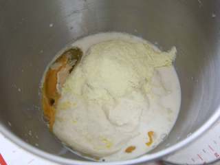 4、蔬菜【四色吐司】,除黄油和盐外(后油法),将发酵好的波兰酵头与主面团材料混合揉成光滑面团。