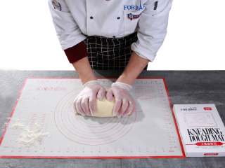 6、蔬菜【四色吐司】,完全状态一定是要有坚韧的膜,揉至可以抻出又薄又韧的手套膜的完全阶段。