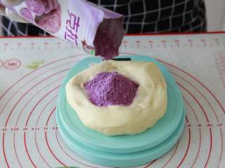 7、蔬菜【四色吐司】,面团排气平均分割成四分,分别加入四种蔬菜粉,揉成色彩均匀的面团。