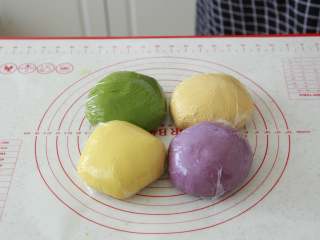 8、蔬菜【四色吐司】,用保鲜膜包好,在26-28℃左右的环境中进行一次发酵,发酵到至2~2.5倍大。用手指蘸少量高粉,在面团戳小洞,洞口缓慢回缩(基本不回缩)、不塌陷即可。