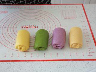 10、蔬菜【四色吐司】,第一次卷好的四个面团,盖保鲜膜进行松弛15-20分钟。