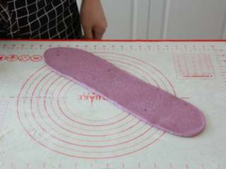 11、蔬菜【四色吐司】,松弛后再次把面团擀成长条牛舌状,