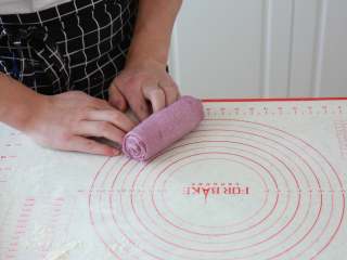 13、蔬菜【四色吐司】,自上而下卷起,捻紧封口