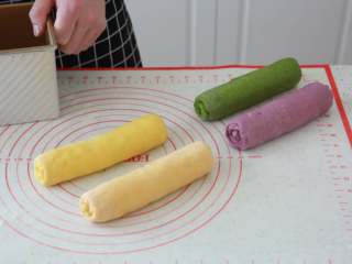 14、蔬菜【四色吐司】,卷起后揉成长条,比吐司盒稍短即可。