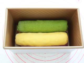 15、蔬菜【四色吐司】,排列入模(向中间靠拢),长度是吐司模的8~9分长。