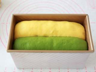 16、蔬菜【四色吐司】,进行最后发酵。32-35度(不超过38度),湿度75%-80%,时间50分左右发酵至吐司盒的8分满