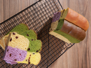 17、蔬菜【四色吐司】,放入预热好180度的烤箱,中层或中下层,175度-180度,烤40-45分钟。出炉轻震脱模冷却即可。