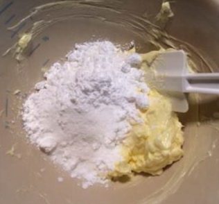 1、香葱曲奇,黄油软化后加入糖粉和盐，用刮刀拌匀