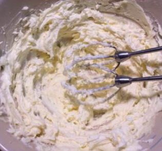 2、香葱曲奇,将黄油打发至膨松发白