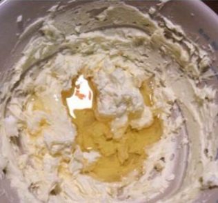 3、香葱曲奇,加入玉米油，搅拌均匀