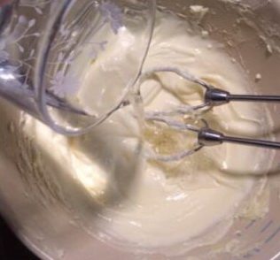 4、香葱曲奇,加入清水