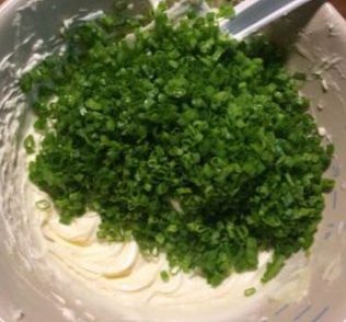 5、香葱曲奇,搅拌均匀后的状态，香葱洗净沥水，切成细细的香葱碎（只保留葱绿部分，葱白不要）加入黄油中