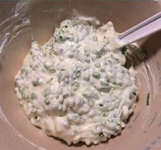 6、香葱曲奇,用刮刀搅拌均匀