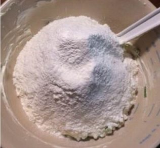 7、香葱曲奇,筛入低粉，搅拌均匀至无干粉颗粒