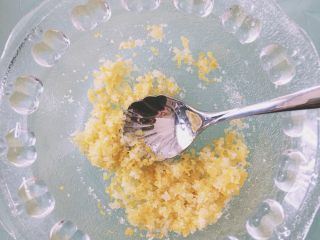 3、柠檬红茶麦芬,加了细砂糖的柠檬细屑。